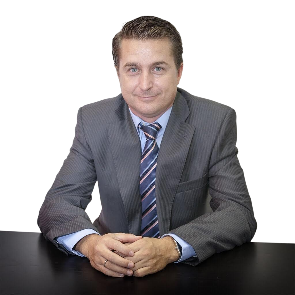 Abogado José Luis Uribe sentado con traje